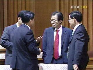 홍준표 원내 대표 16일 의총서 진퇴 여부 결정