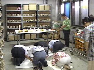 한 맺힌 차례상유골 앞에서 차례