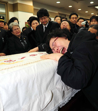 北 포격 민간인 희생자, 13일 만에 '눈물의 장례식'