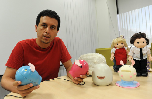 인터넷으로 키스 전해주는 로봇 '키신저' 등장