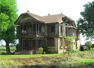 한맺힌 '레드 하우스' 어디에 있나?