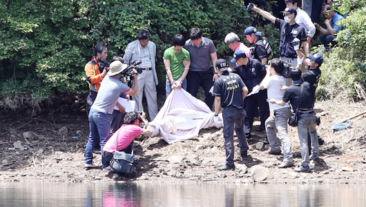 대구 여대생 살해사건 현장검증…담담히 재연