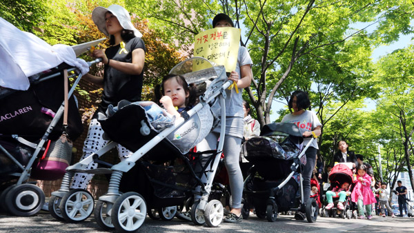 "유모차부대 시위는 아동학대" 검찰 고발