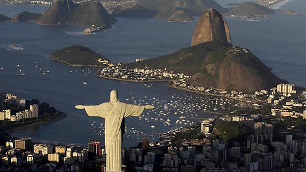 브라질 리우 예수상 폭풍에 손가락 부분 손상