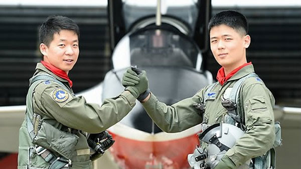 공군 새내기 조종사 25명 빨간 마후라 착용