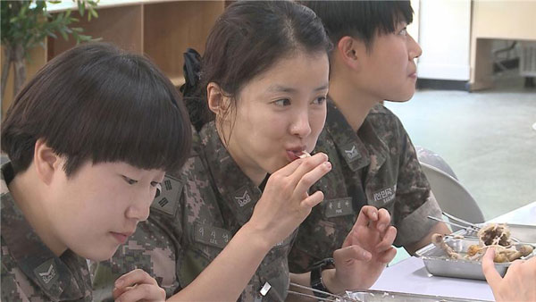 일밤진짜 사나이 이시영 군대 먹방도 에이스 밥 3공기에 닭 2마리 뚝딱