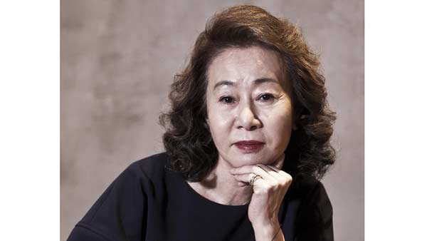 윤여정 올해의 여성영화인상 수상