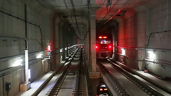 지하철 강남구청역서 열차 멈춰 출근길 8백여 명 불편