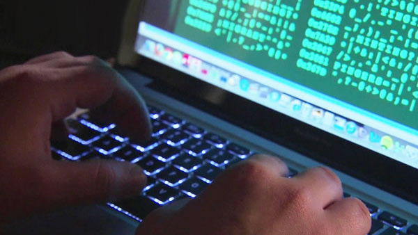 인터넷 쇼핑몰 해킹해 개인정보 빼낸 프로그래머 입건