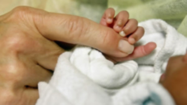 생후 34일 된 아기 대학병원서 숨져 부모 의료사고 주장