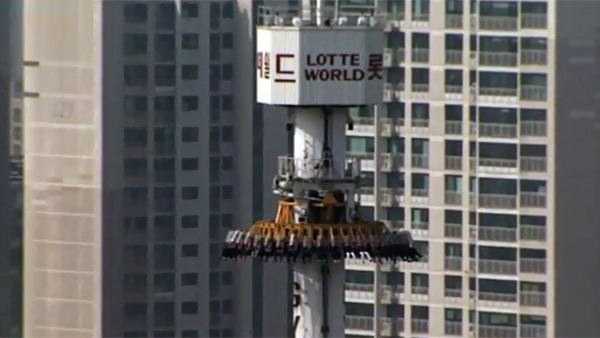 롯데월드 놀이기구 자이로드롭 60m 상공에서 멈춰