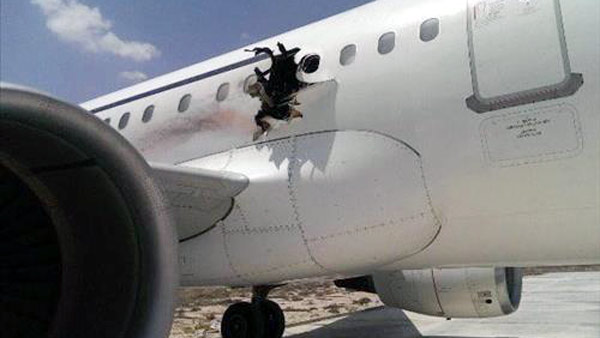 소말리아 상공 3천서 여객기 폭발로 동체 구멍1명 빨려나가