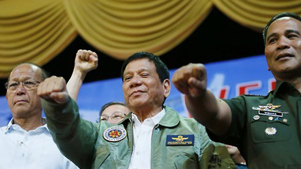 갈수록 와 멀어지는 필리핀 국방장관도 "원조 없어도 된다"