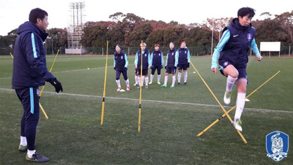 E1 챔피언십 한일전 앞둔 윤덕여 감독 "일본과 1차전이 분수령"