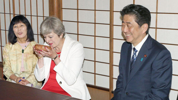 일본간 메이 총리 "미사일 막으려면 이 중요한 역할해야"