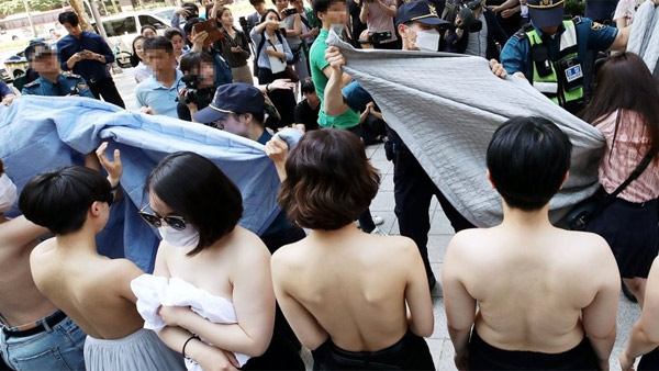 페이스북 음란물 논란 상의 탈의 여성단체 사진 복원