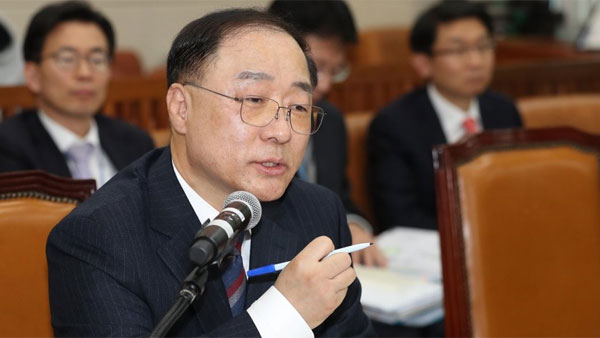 홍남기 "임대주택 사업자 등록 의무화 검토"