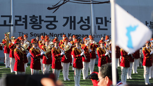 북한 응원단 평창 만월대 전시회서 공연