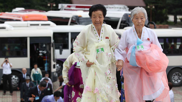 이산가족 개별상봉 시작객실서 오붓하게 도시락 식사