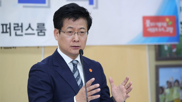 최성 시장 선관위 조사"공무원이 선거 자료 작성"