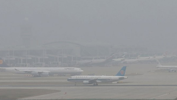 짙은 안개로 인천공항 항공기 운항차질