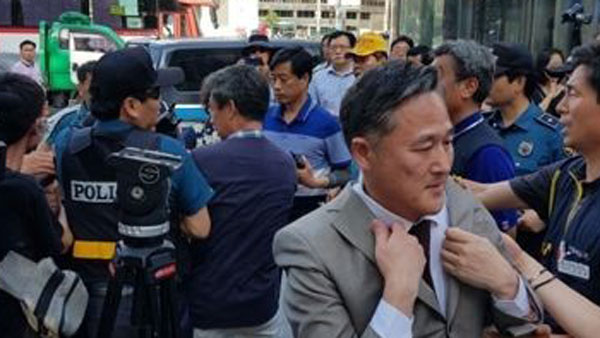 표창원 폭행 60대 친박단체 회원 현행범 체포