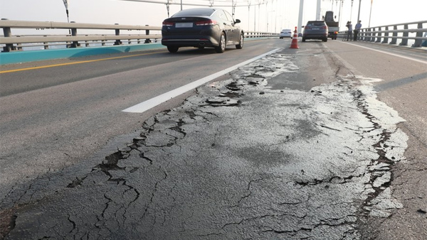 폭염에 울산대교 아스팔트 벗겨져 복구