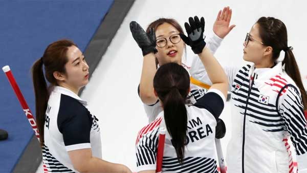 평창 여자 컬링 대표팀 예선 단독 1위 등극