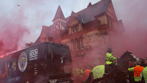 리버풀 팬들 맨시티 버스 공격연막탄 터뜨리고 유리병 투척