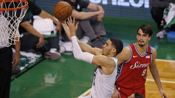 부상병동 보스턴 PO 1차전서 라이벌 필라델피아에 완승