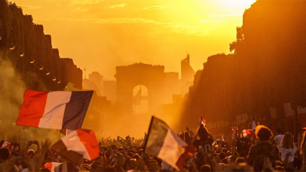 월드컵 챔피언 프랑스팀 오늘 샹젤리제 개선 행진