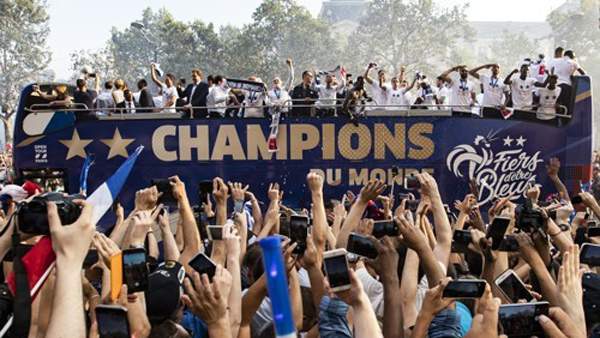 프랑스 대표팀 수십만 운집한 샹젤리제 거리 개선행진