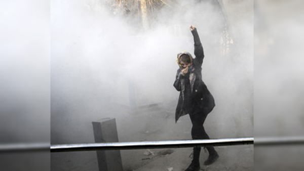 이란 대폭 지원미국과 정반대 행보