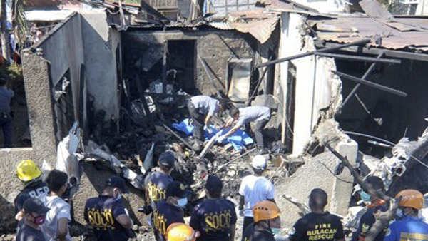 필리핀서 경비행기 민가에 추락일가족 등 10명 사망