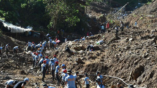 산사태로 수십 명 매몰된 필리핀 광부 판자촌 "맨손 구조작업"