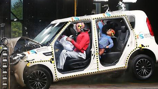 자동차 충돌 테스트 깐깐해진다시판차량에서 무작위 선정