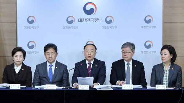 홍남기 "바이오 등 10개 산업영역 규제 원점에서 검토"