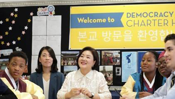 김정숙 여사 한국어 수업 뉴욕 고등학교 방문 "한미관계 가교 기대"