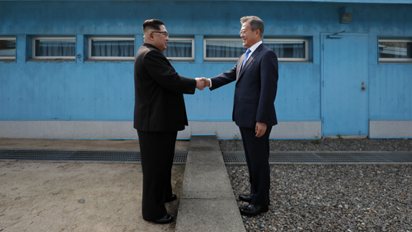 초중고생 북한은 적 1년 만에 415절반 "협력대상"