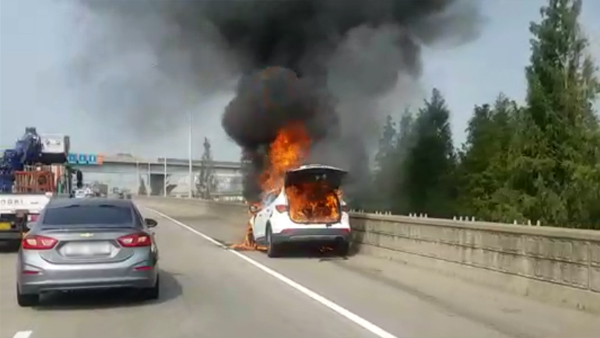 서울외곽고속도로 달리던 SUV 차량 화재