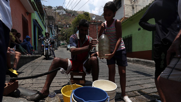 베네수엘라 사흘째 암흑천지수백만명 식품물 구하려 사투