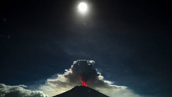 인도네시아 발리 아궁화산 또 분화용암 흘러나와 산불
