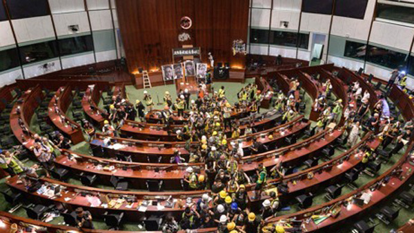 홍콩 경찰 "입법회 점거시위 관련 18명 체포"