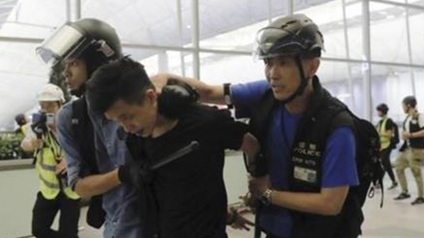 홍콩 경찰 공항 점거한 시위대 5명 체포