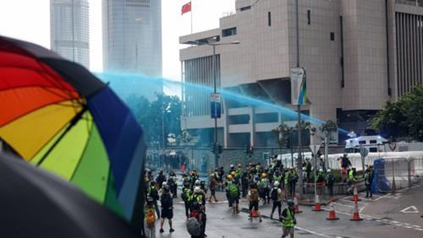 홍콩 송환법 반대주말 시위서  시위대경찰 또다시 충돌