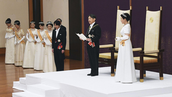 태풍 피해 심각일왕 즉위식 거리 퍼레이드 다음달로 연기