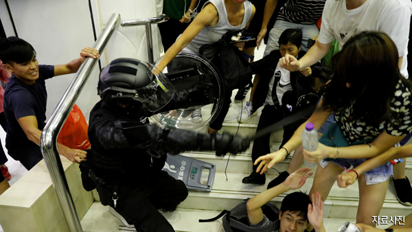  "홍콩 상황에 심각한 우려경찰시위대 자제해야"