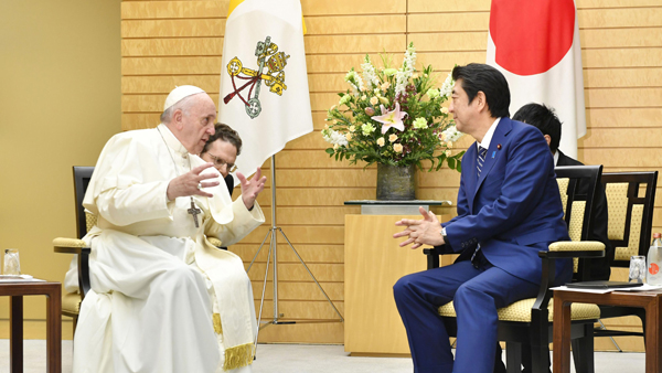  아베 만난 교황 "국가간 분쟁 대화만이 해결 가능"