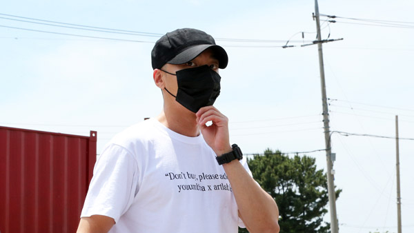 로이킴, 삭발 인증 후 해병 입대…여전히 엇갈린 시선