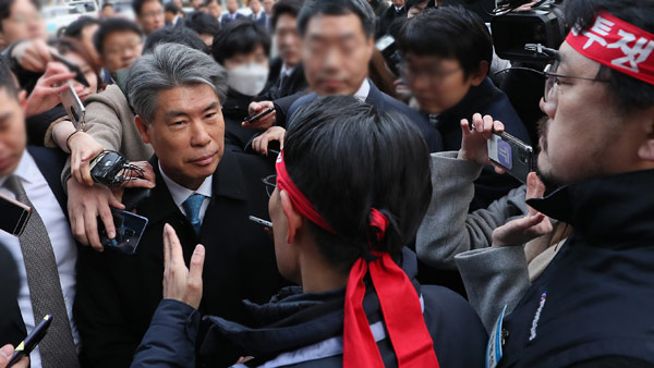 새 기업은행장에 윤종원 前경제수석 출근길 막혀